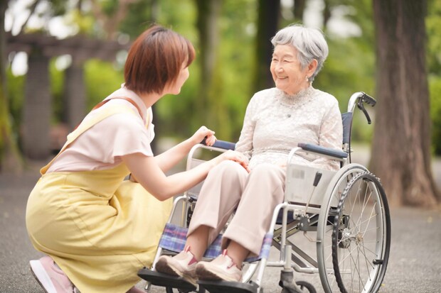 話をする高齢者とヘルパー