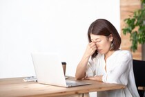 糸くずのようなものが見える飛蚊症は網膜剥離の前兆!? 移動しないタイプなら要注意！