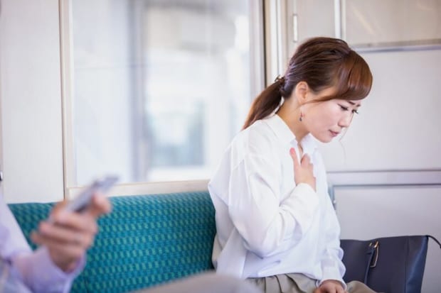 苦しそうな女性