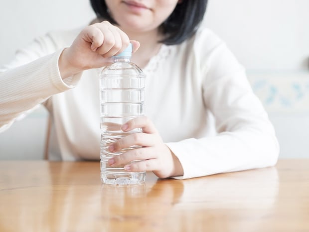 【闘病】20代なのに筋力は90代 「歩いているのが不思議」な状態… 皮膚が硬化する『難病』