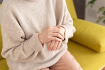 【闘病】ただの手の痺れの正体は『根本的な治療法がない難病』だった… やがて肺炎で入院