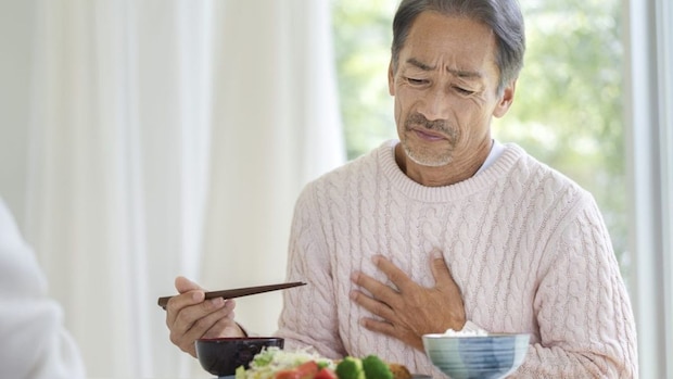 ストレス？ それとも病気？ 『胃もたれ』『胸やけ』受診のサインとは？【医師監修】
