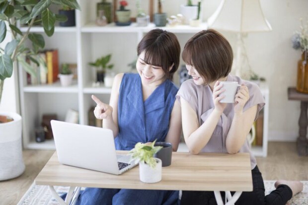 楽しそうな女性2人