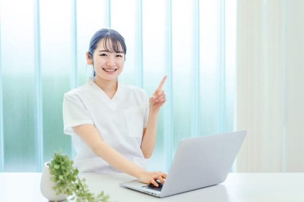 パソコンを使う白衣姿の女性