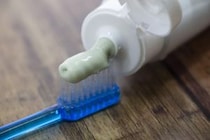 ジルコニアに研磨剤入り歯磨き粉は使える？適切なケア方法や歯ブラシ・歯磨き粉の選び方などを解説