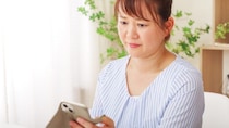 「見えづらい・まぶしい・二重に見える」のは『円錐角膜』かも!? 治療法を医師が解説
