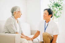 訪問看護における医療保険と介護保険の違い｜適用条件やサービス内容・費用の違いを解説