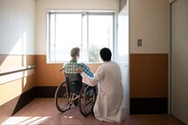 介護医療院とは？費用の内訳と助成制度、ほかの公的施設との費用負担の差を解説