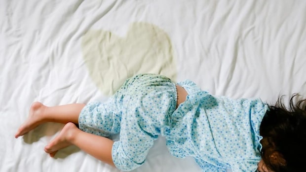 子どものおねしょ（夜尿症）は親から遺伝している？ 原因と治療法を小児科医が解説