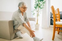 靴下のあとがくっきり…高齢者の「足のむくみ」放置すると危険？ 対策は？ 【専門家解説】