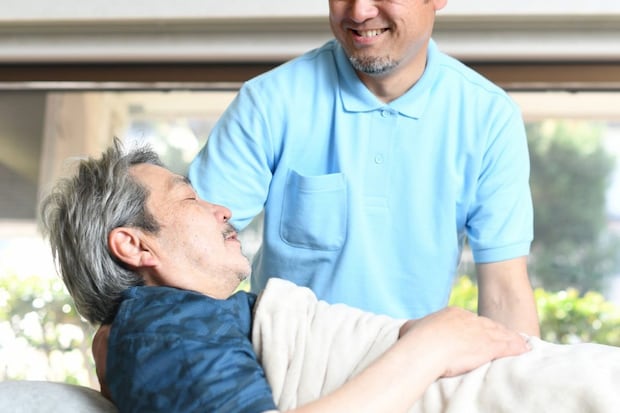 安全性に配慮した座位介助の方法と注意点