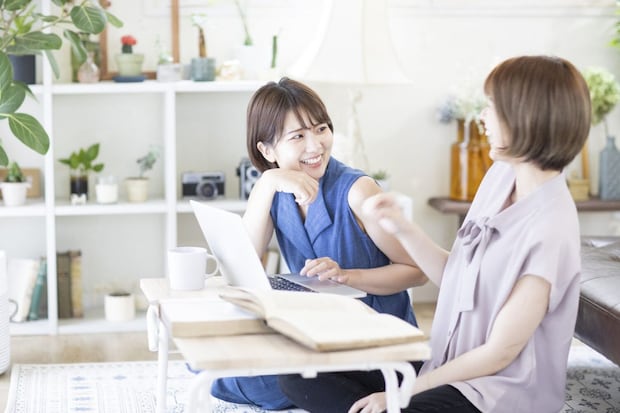会話をする女性達