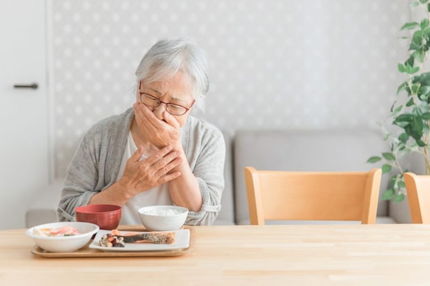 食事をする高齢者女性（嚥下・誤嚥）