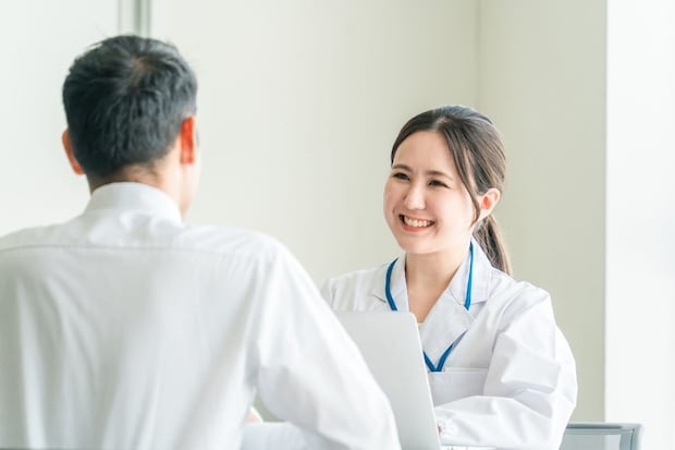患者に笑顔で接する女性医師・医者