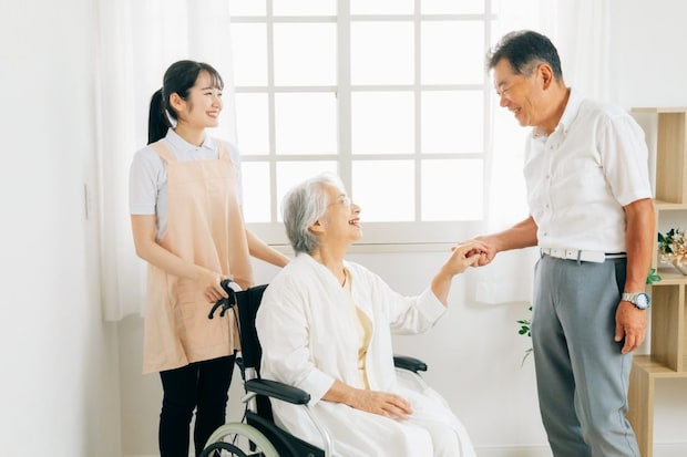 介護士と老夫婦