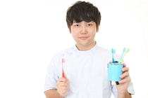 寝たきりの家族への口腔ケアはどのように行う？手順や注意点、リスクを解説
