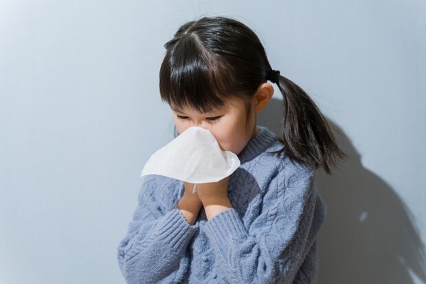 なぜ子どもは何度も風邪を引くの？ 知っておきたい原因と感染の仕組み