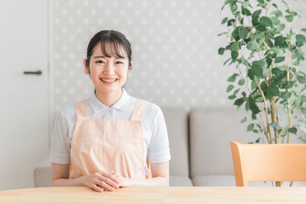 エプロン姿の女性（介護士・保育士）