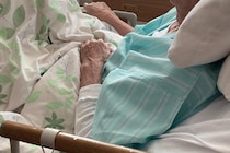 褥瘡（床ずれ）を予防するには？基礎知識や対策、注意点について解説