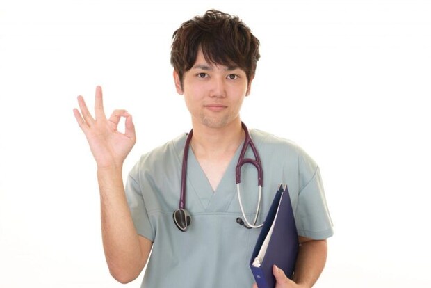 OKサインをだす医師