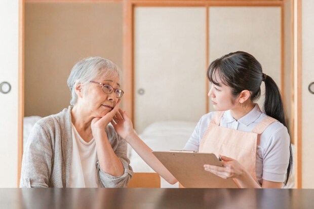 在宅介護を受ける高齢者女性
