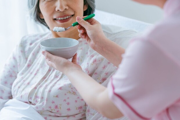 介護で食べ物を喉に詰まらせないためにできる予防策