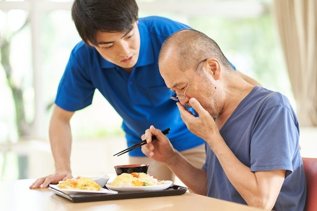 介護で食べ物を喉に詰まらせたときの症状と応急対応