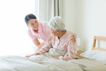 介護の5つの基本的ケアとは？食事や排泄・入浴、着替えと移動のポイントを解説