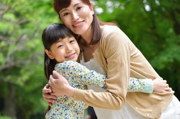 抱き合う親子