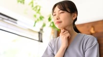 長引く喉の違和感は『逆流性食道炎』？ 初期症状と受診の目安【医師解説】