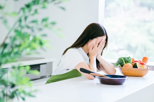 悩む女性