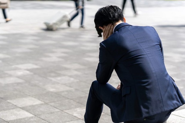 落ち込む男性