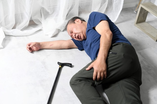 転倒して足を痛がる高齢者