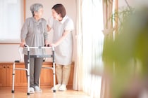 介護での効果的な転倒防止策｜転倒の原因やリスク、予防介護グッズについても解説