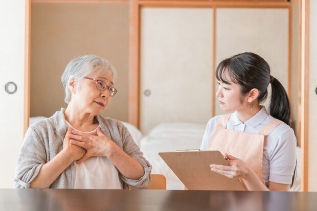 在宅介護を受ける高齢者女性（心臓・肺）