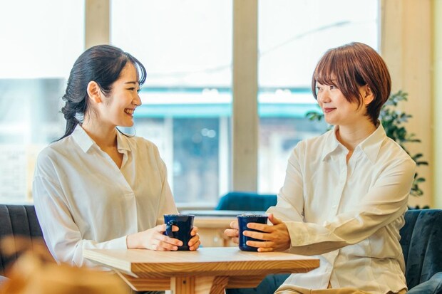 カフェで話すビジネスウーマン