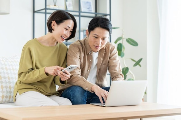 話し合う夫婦