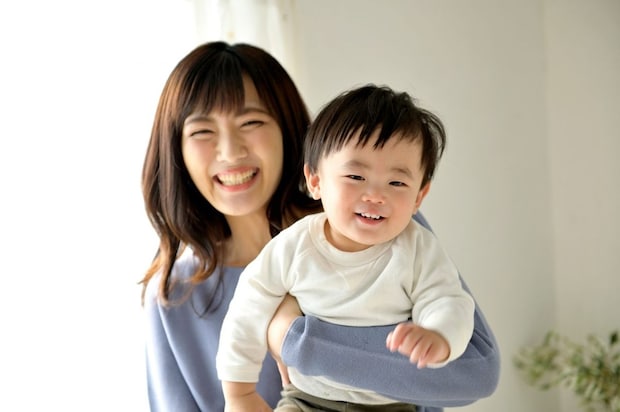 笑顔の母親と子ども