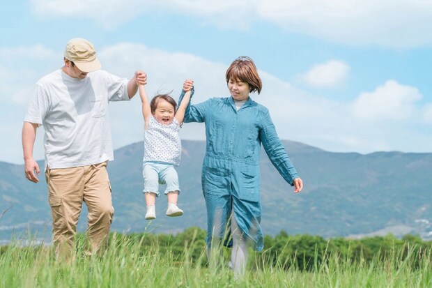 手をつなぐ家族