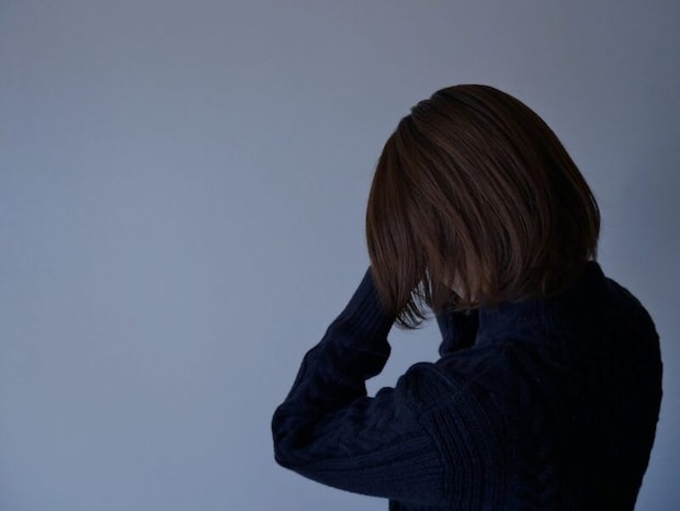 頭を抱える女性