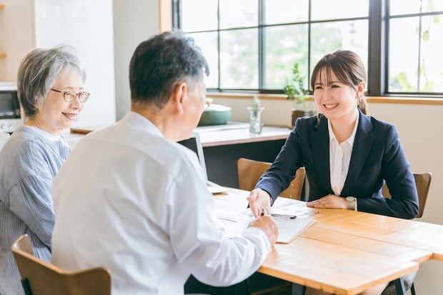 高齢者と話すファンドマネージャーの女性