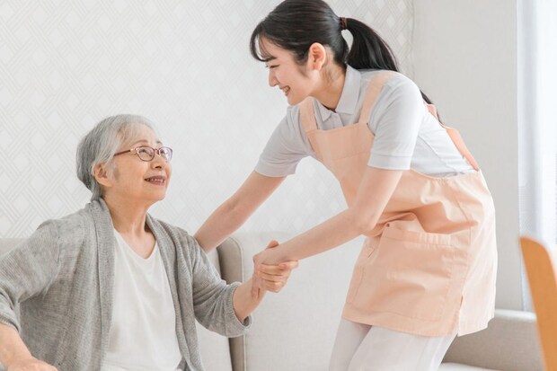 訪問介護する女性と高齢者
