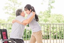 車椅子の移乗介助の基本手順は？意識すべきポイントや役立つ福祉用具、注意点も解説