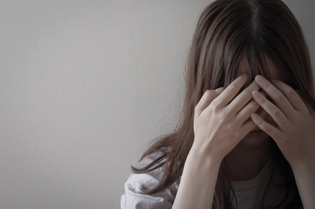 辛そうな女性