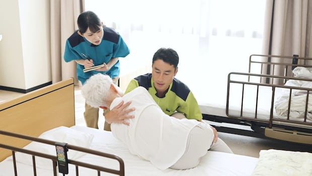 ベッドからの正しい起こし方の手順