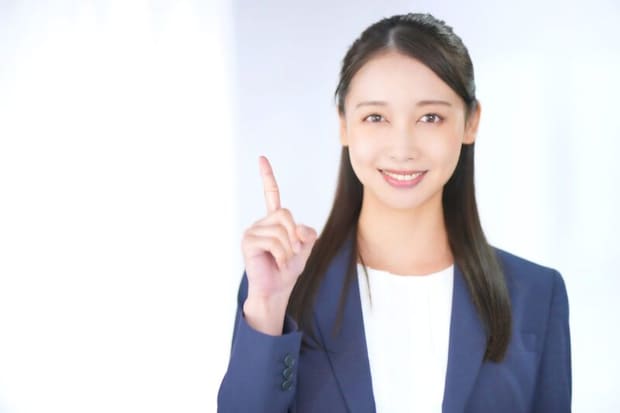 ポイントを説明する女性(白背景)