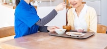 食事介助のコツとは？高齢の方が安全においしく食べるための手順や注意点を紹介！