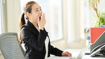 食後の強い眠気・だるさは『血糖値スパイク』が関係している？ “健診で異常なし”でも要注意な理由を医師が解説