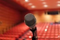 【闘病】難病でステージに立てなくなり「座って」カムバックした癒しのシンガー《多発性硬化症》