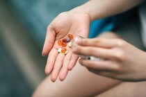 【薬剤師が解説】サプリメントの過剰摂取は体に悪影響？ リスクや薬との飲み合わせの注意点